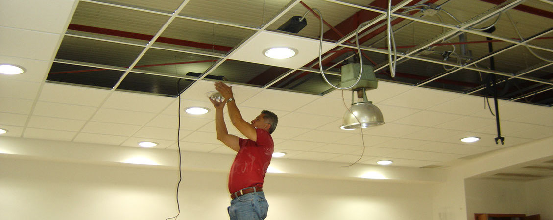 Instalación de iluminación en el plafón de un auditorio